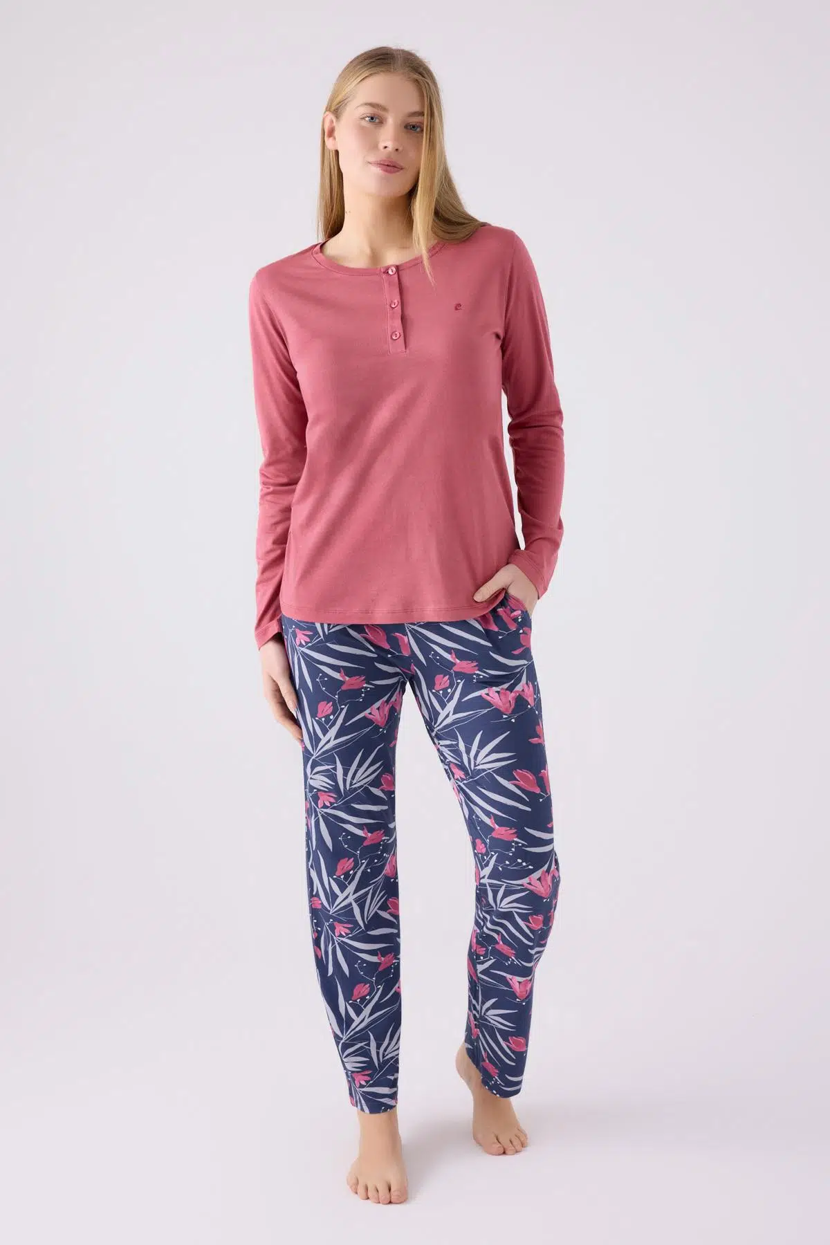 Pierre Cardin Paris 8903 Kadın Çiçek Desen Yaka Düğmeli Uzun Kol Pijama Takım - KARANFİL